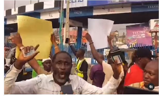 " I don't want this country again" - Nigerian man protest over economic hardship Afro News Wire